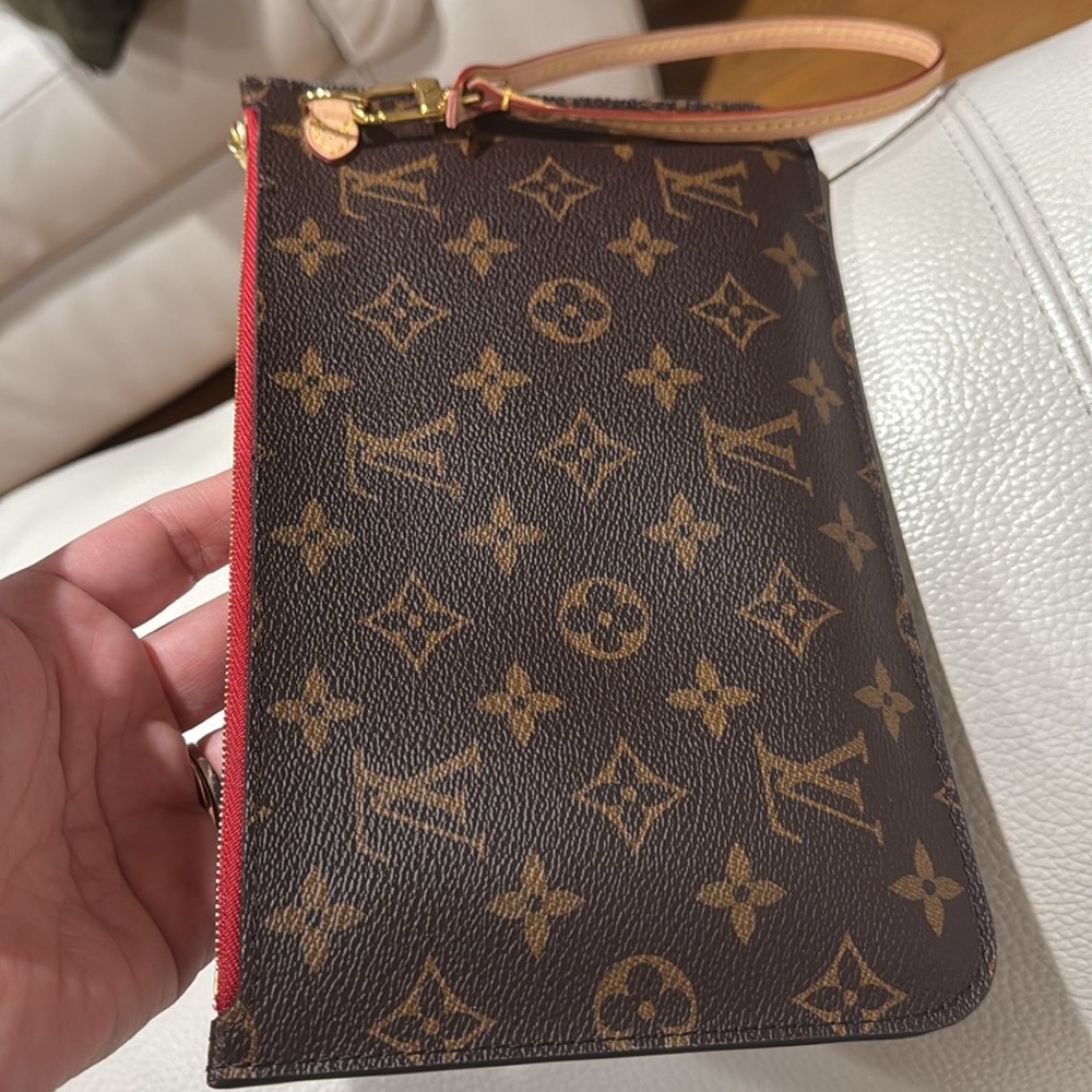 Authentic LV NEVERFUL  POCHETTE With Strap! 
In excellent condition
